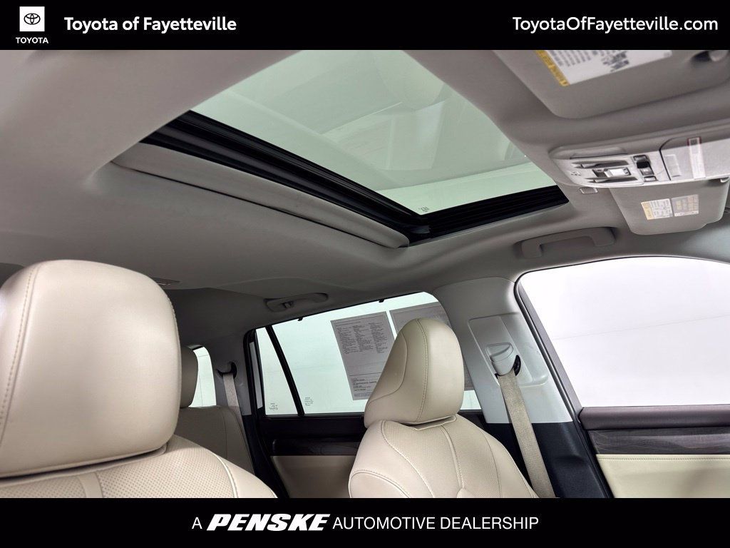 Used 2021 Toyota Highlander Limited FWD image 12