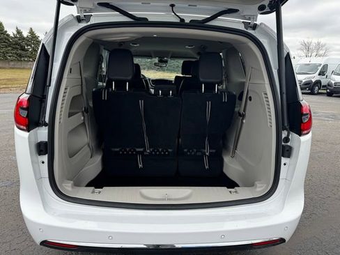 Used 2023 Chrysler Pacifica Touring-L image 18