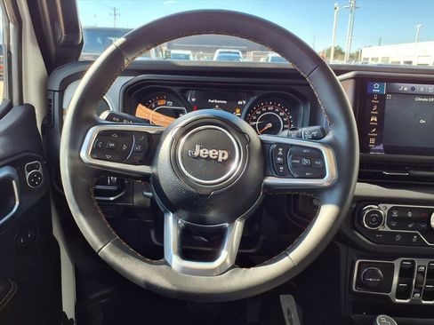 Used 2025 Jeep Wrangler Sahara image 12