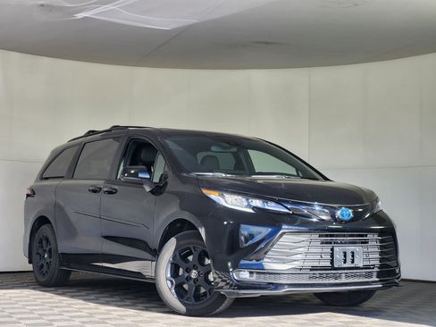 Used 2025 Toyota Sienna XLE Woodland Edition image 1