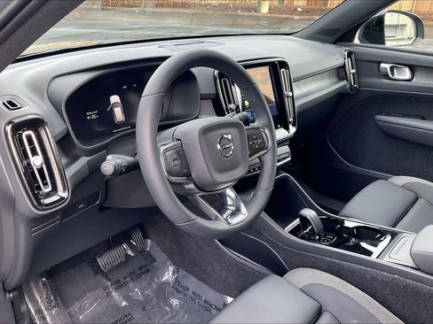 Used 2023 Volvo XC40 Recharge Core image 17
