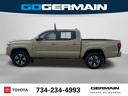 Used 2018 Toyota Tacoma TRD Sport AWD/4WD image 11