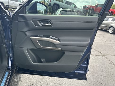 Used 2025 Nissan Pathfinder Platinum image 15