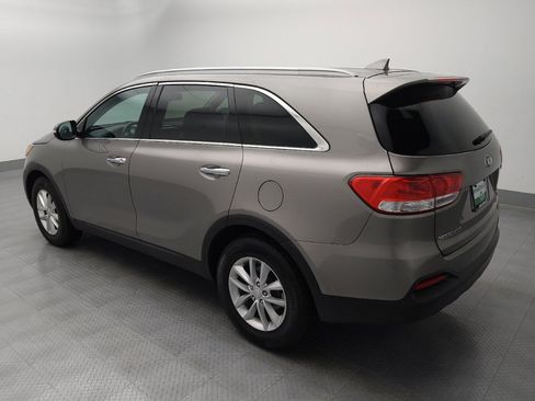 Used 2017 Kia Sorento LX w/ LX Convenience Package image 3