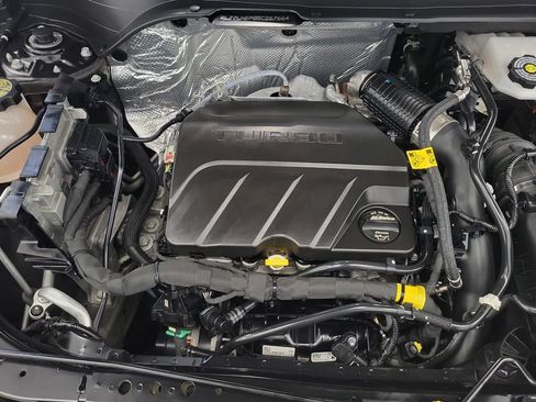 Used 2025 Chevrolet Trax LT w/ LT Convenience Package FWD image 9