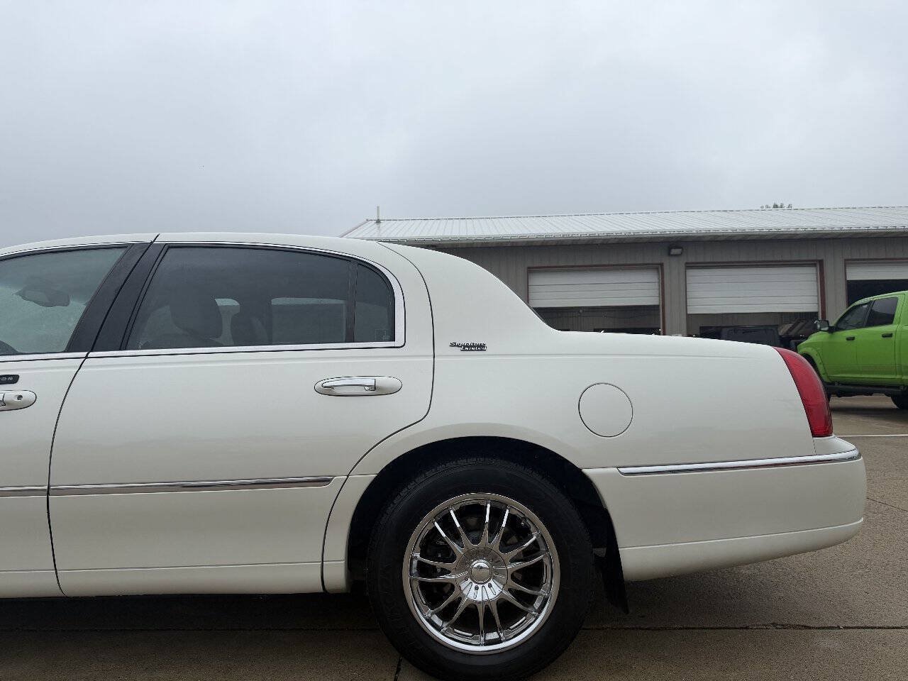 Used 2005 Lincoln Town Car Signature Limited RWD image 13