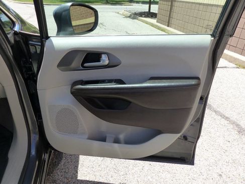 Used 2019 Chrysler Pacifica Touring-L Plus w/ Tire & Wheel Group FWD image 43