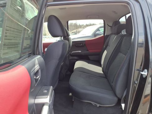 Used 2022 Toyota Tacoma SR5 AWD/4WD image 12