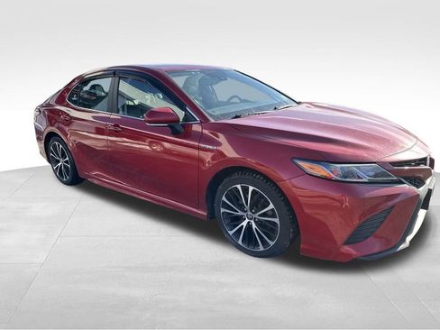 Used 2020 Toyota Camry SE w/ Sunroof Package image 7