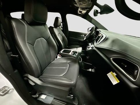 New 2026 Chrysler Pacifica Select image 29