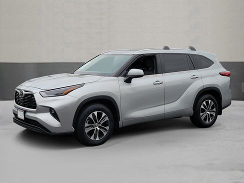 Used 2023 Toyota Highlander XLE FWD image 1