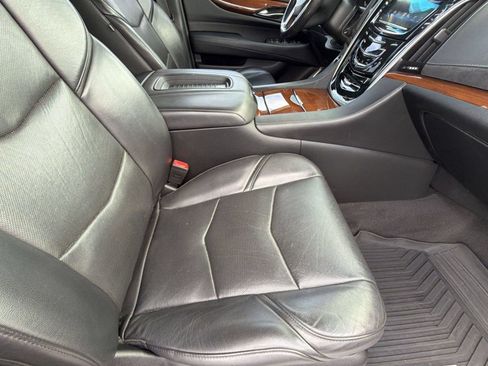 Used 2019 Cadillac Escalade Luxury AWD/4WD image 24