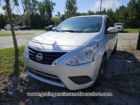 Used 2019 Nissan Versa SV FWD image 4