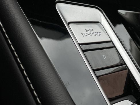 Used 2025 Volkswagen Atlas SE image 16