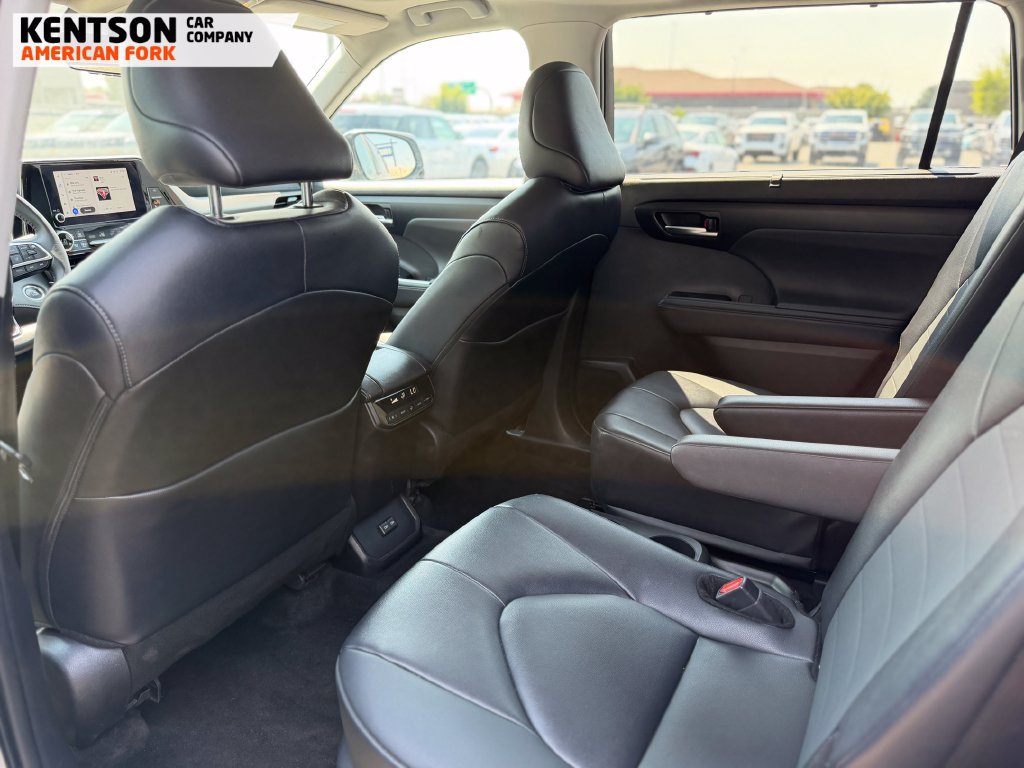Used 2025 Toyota Highlander XLE AWD/4WD image 32