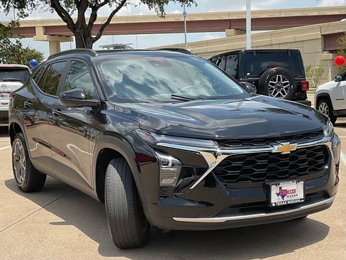 Used 2025 Chevrolet Trax LT FWD image 3