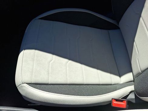 Certified 2025 Volkswagen Taos SE w/ Panoramic Sunroof Package image 26