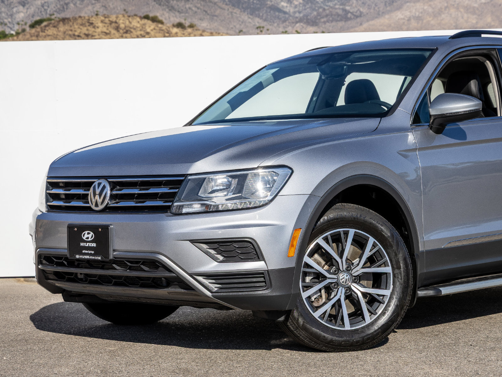 Used 2020 Volkswagen Tiguan SE w/ 3rd Row Seat Package AWD/4WD image 2