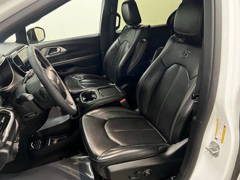 Used 2023 Chrysler Pacifica Touring-L w/ S Appearance Package image 27