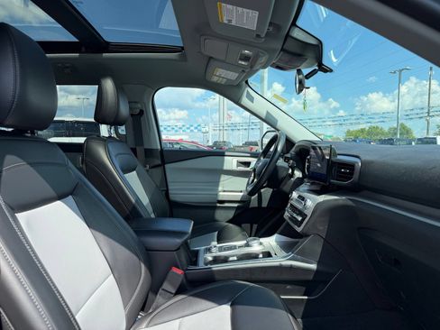 Used 2024 Ford Explorer XLT AWD/4WD image 7