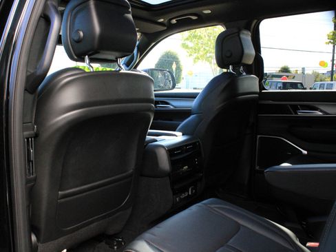 Used 2025 Jeep Wagoneer Series II w/ Premium Group I AWD/4WD image 31