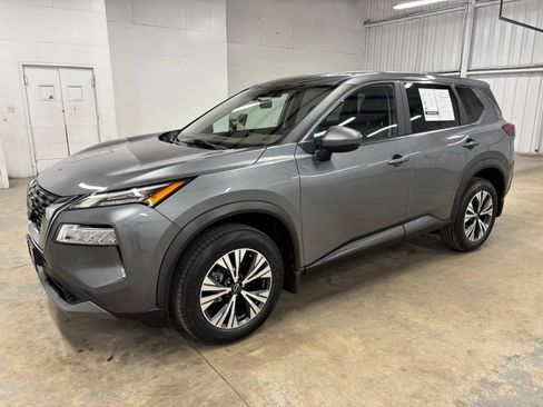 Used 2023 Nissan Rogue SV FWD image 3