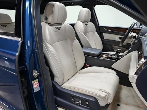 Used 2018 Bentley Bentayga image 23