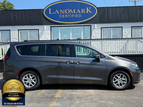 Used 2023 Chrysler Pacifica Touring-L FWD image 4