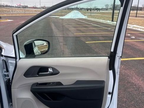 Used 2024 Chrysler Pacifica Touring-L image 14