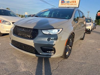Used 2021 Chrysler Pacifica Touring-L w/ Uconnect Theater Family Group