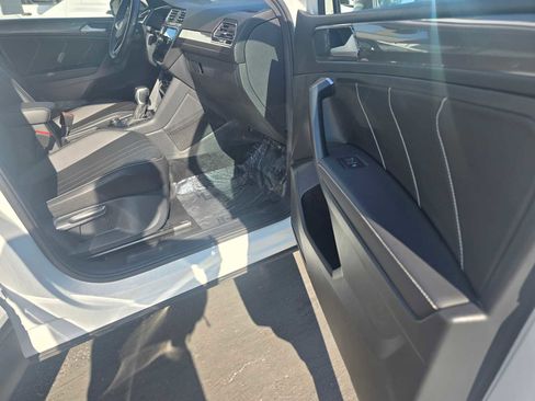 Used 2022 Volkswagen Tiguan SE image 10