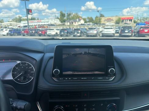 Used 2024 Nissan Rogue S AWD/4WD image 23
