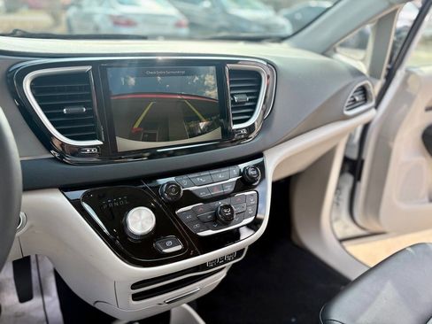 Used 2024 Chrysler Pacifica Touring-L image 19