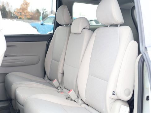 Used 2017 Kia Sedona LX image 18