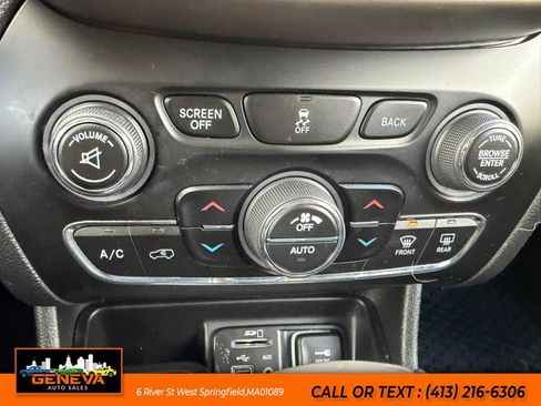 Used 2015 Jeep Cherokee Latitude w/ Comfort/Convenience Group image 18