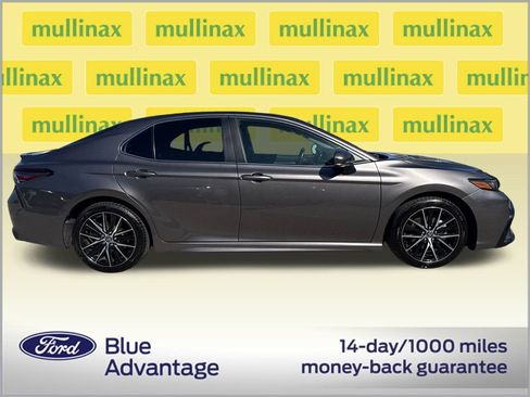 Used 2024 Toyota Camry SE image 2