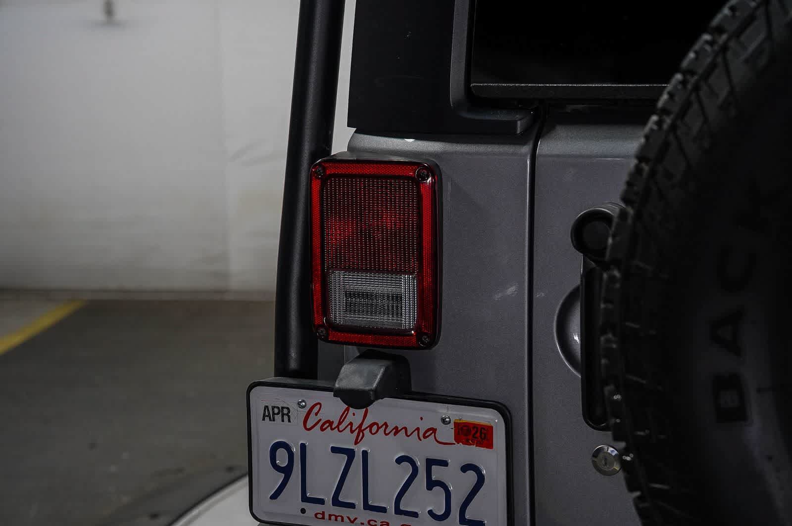 Used 2018 Jeep Wrangler Unlimited Rubicon w/ Connectivity Group AWD/4WD image 11