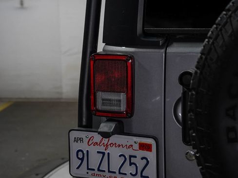 Used 2018 Jeep Wrangler Unlimited Rubicon w/ Connectivity Group AWD/4WD image 11