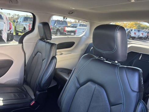 Used 2021 Chrysler Pacifica Touring-L image 27