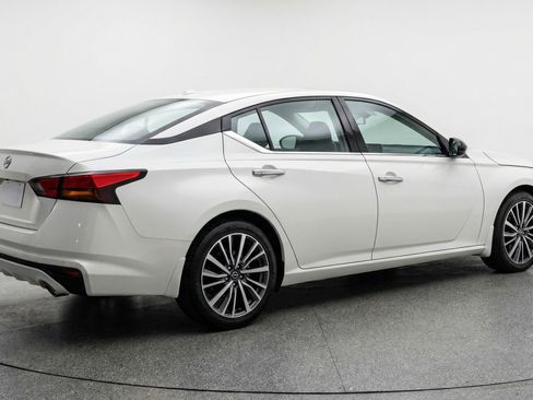 Used 2025 Nissan Altima 2.5 SV FWD image 9
