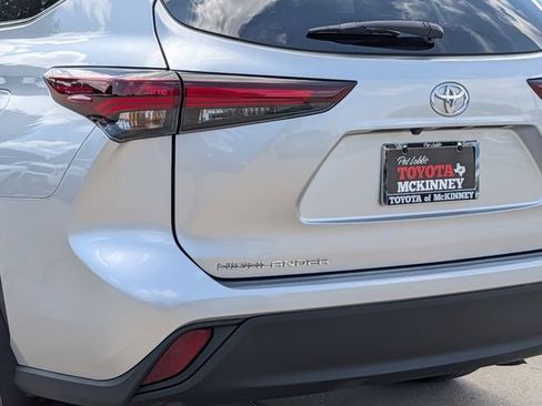 Used 2024 Toyota Highlander LE AWD/4WD image 8