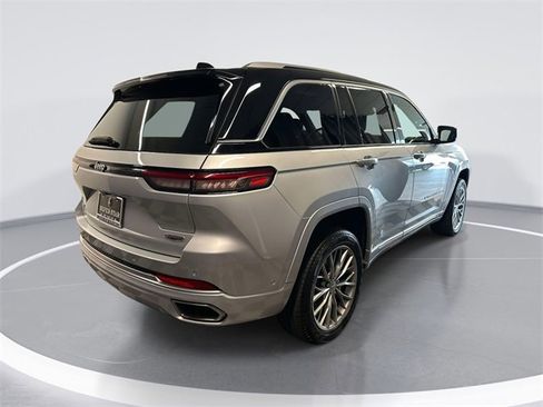 Used 2022 Jeep Grand Cherokee Summit w/ Luxury Tech Group V image 4