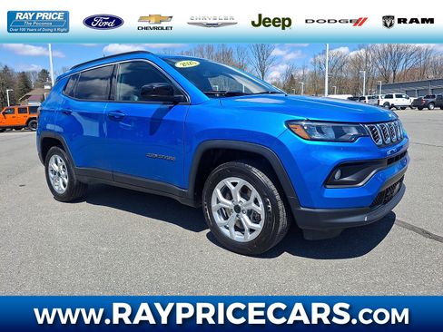 Used 2025 Jeep Compass Latitude w/ Sun & Sound Group AWD/4WD image 1