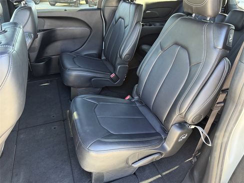 Used 2025 Chrysler Pacifica Select image 34