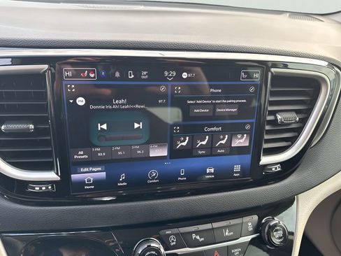 Used 2024 Chrysler Pacifica Touring-L FWD image 27