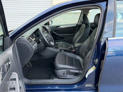 Used 2013 Volkswagen Jetta SE FWD image 12