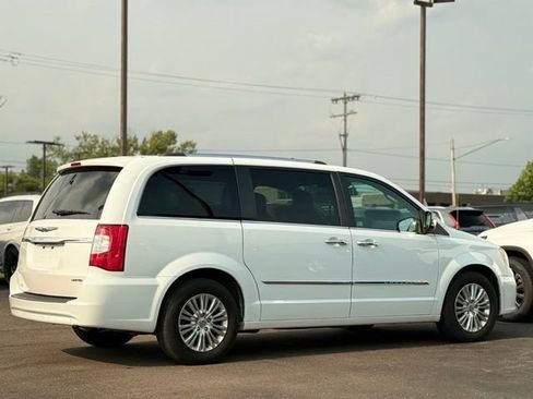 Used 2015 Chrysler Town & Country Limited FWD image 33