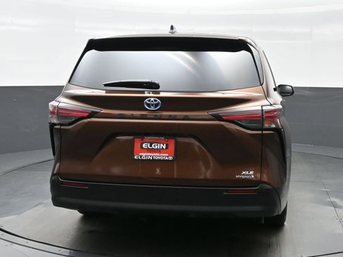 Used 2021 Toyota Sienna XLE FWD image 5