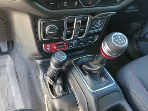 Used 2025 Jeep Wrangler Unlimited Rubicon AWD/4WD image 16