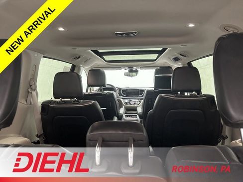 Used 2023 Chrysler Pacifica Limited w/ Uconnect Theater Family Group image 9